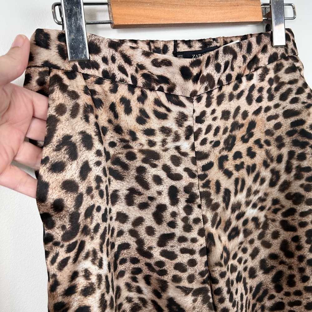 🚨SALE- Zara leopard satin pants, size 24, straight leg, flowy Streetwear Chic - Picture 4 of 8